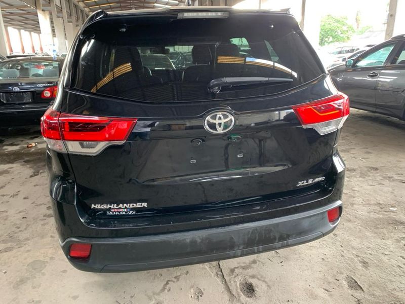 Thumbnail 3 of 2018 TOYOTA Highlander XLE